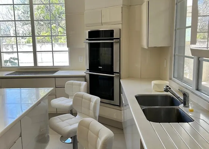 Pensión Modern With Balcony 4*