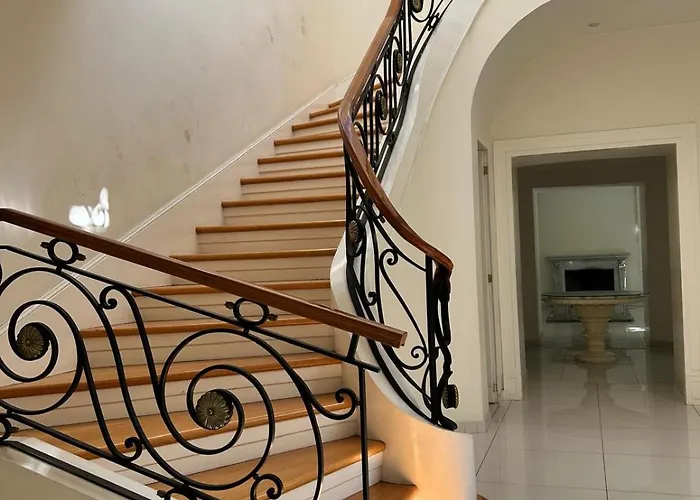 Pensión Modern With Balcony 4*